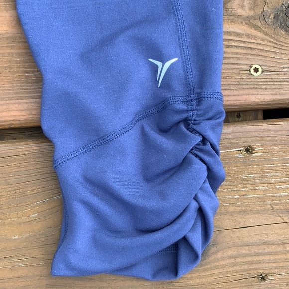 Old Navy Activewear Cropped Pants With Ruching - Picture 4 of 6